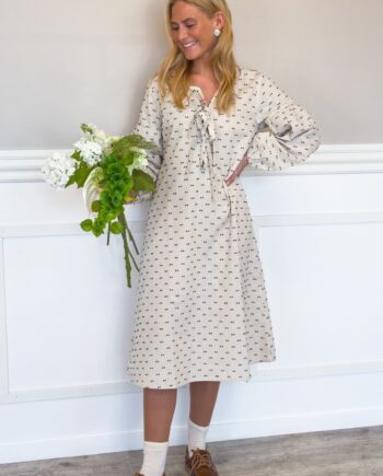 Loved By Lykke Kjole Luna Dress Creme   Black Dot
