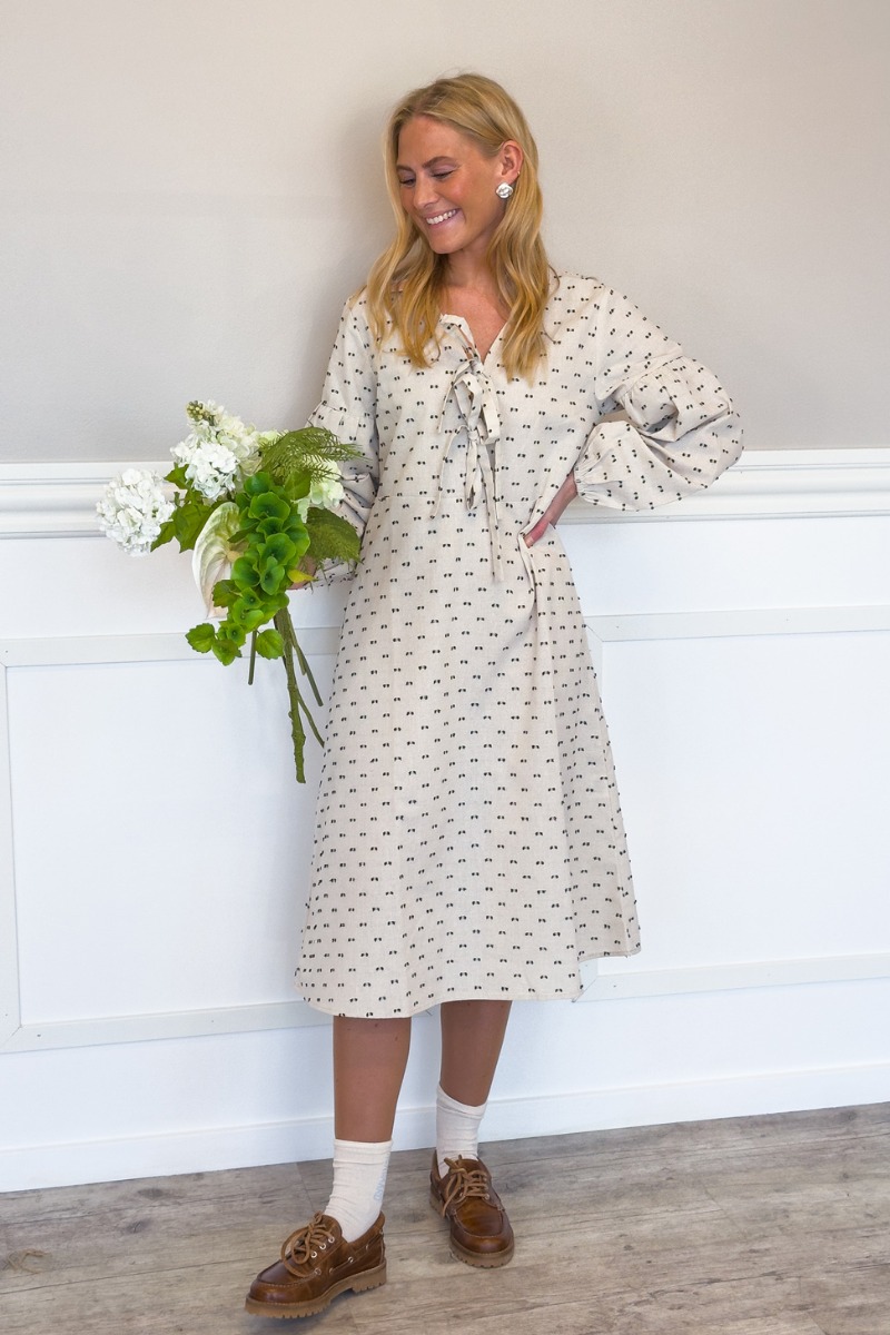 Loved By Lykke Kjole Luna Dress Creme Black Dot